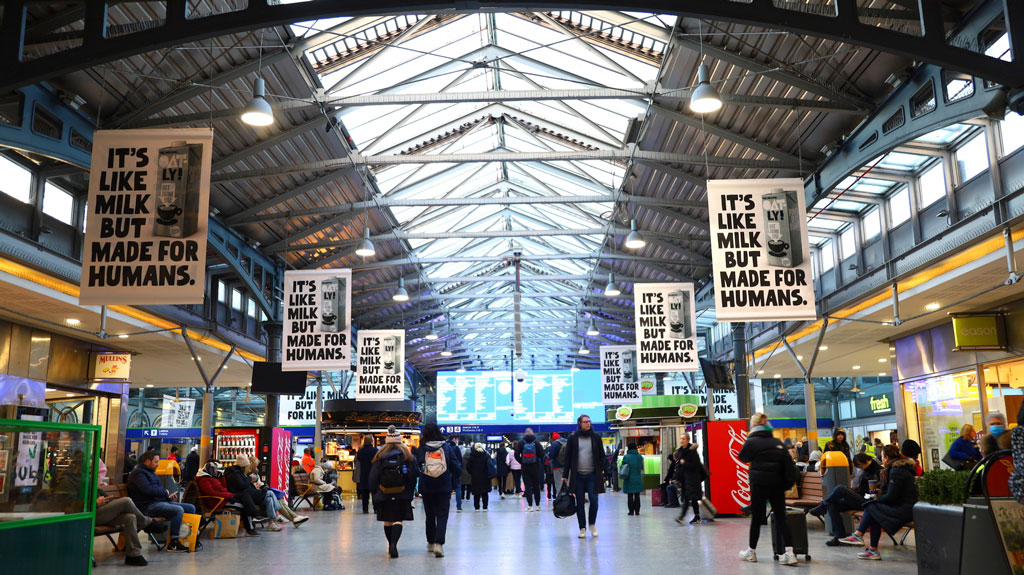 202302-OATLY-MILK-its-like-milk-but-made-for-humans-Hanging-banners-Heuston-station-1-5A